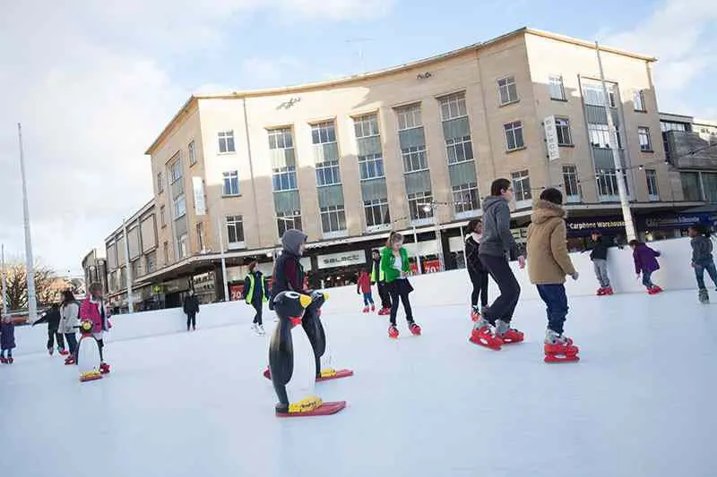 Syntetyczne lodowisko alias sztuczne lodowisko w mieście